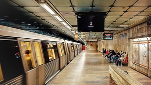 Apariție mega-ciudată în metroul din București! Călătorii au crezut că nu văd bine