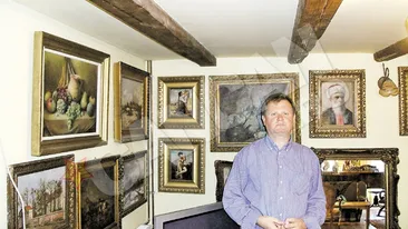 Un clujean are o adevarata galerie de arta la el acasa: zeci de tablouri, ceasuri, portelanuri, poze si carti vechi si valoroase