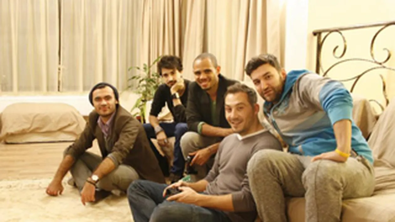 Smiley are o noua metoda de a-si antrena concurentii de la Vocea Romaniei! I-a legat la Playstation!