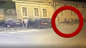 VIDEO. Bărbat din Lipova, snopit în bătaie pentru că i-a certat pe doi tineri care nu i-au dat prioritate copilului său, pe trecere