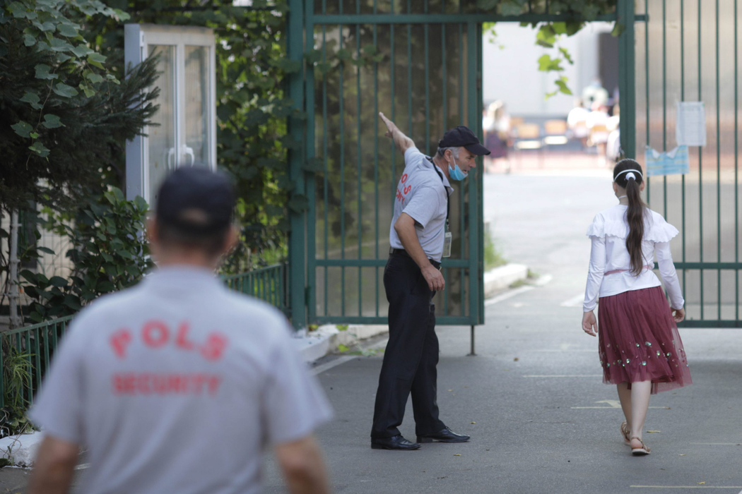 Cum a venit îmbrăcată azi, în prima zi de școală, o elevă de la Liceul Tudor Vianu din București. Reacția paznicului când a văzut-o