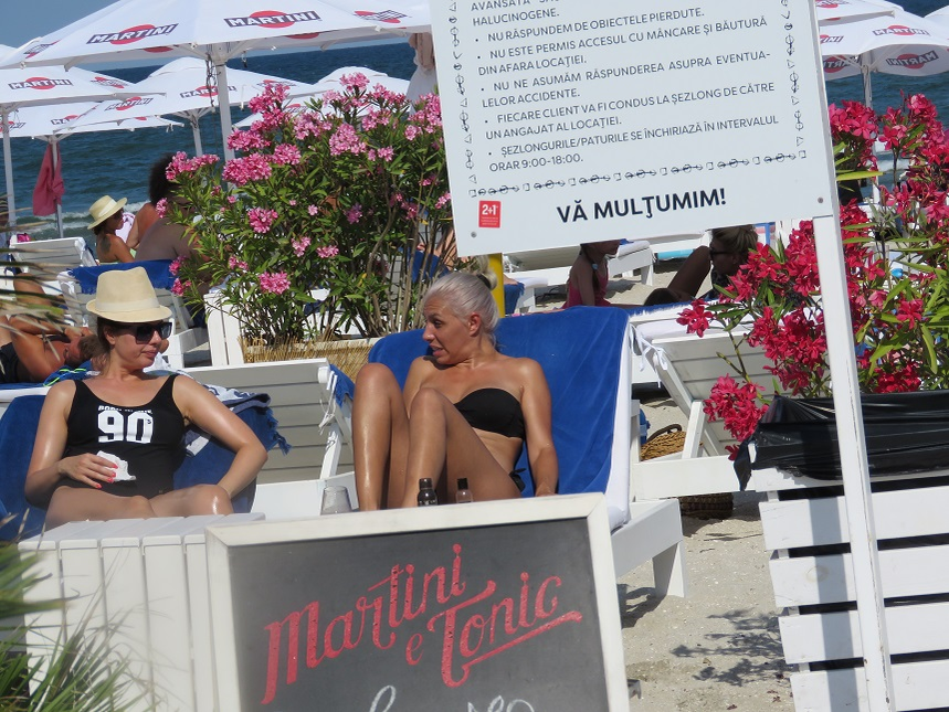 Sorana Darclee a schimbat impresii cu o prietenă, la plajă