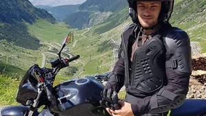 Motociclistul oltean, accidentat grav când împărțea cadouri de Crăciun copiilor, și-a revenit