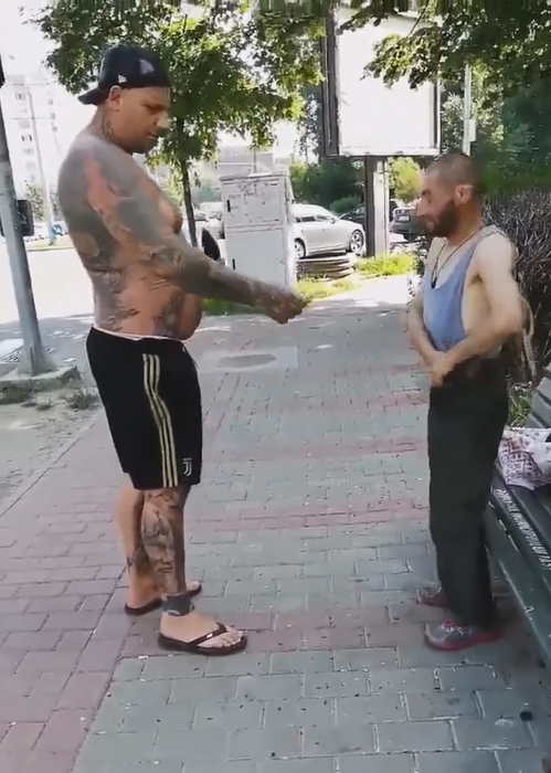 Ce i-a făcut tânărul tatuat din imagine unui cerșetor pe care l-a văzut la bustul gol, pe o bancă din Iași. Imaginile au devenit virale în toată România