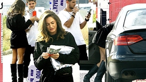 Raluka l-a “agitat” în parcare, cu îmbrățișări și poziții jucăușe,  pe “ex”-ul sexy-asistentei de la Neatza