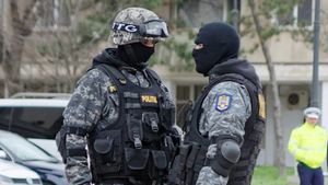 Gafă incredibilă. Mascaţii au descins în forţă la o adresă greşită. Două femei, mamă și fiică, amenințate cu arma. VIDEO