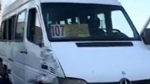 Un microbuz scolar in care se aflau 15 elevi s-a rasturnat, doi dintre copii au fost raniti