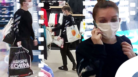 Simona Halep a umplut o sacoșă de rafie la shopping și a cărat-o pe umăr, ca pe o geantă de echipament