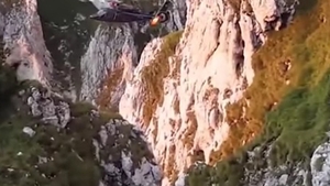A devenit celebru peste hotare, după ce şi-a riscat viaţa pentru a salva o femeie! El este românul despre care vorbeşte presa internaţională