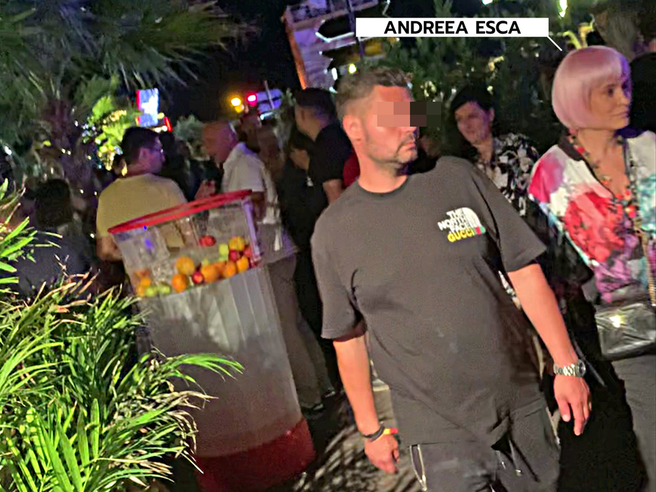 Andreea Esca a "furat" peruca horoscopistei Neti Sandu pentru a nu fi recunoscută la festival
