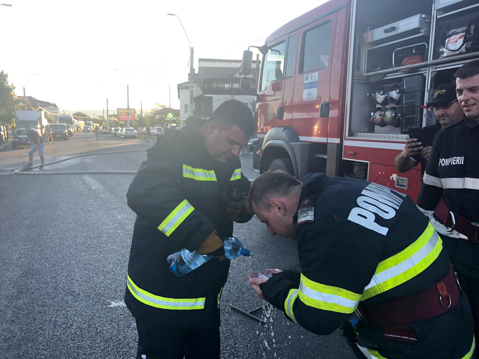 Incendiu devastator la un depozit de anvelope din Drobeta Turnu Severin! Avertismentul primit de locuitori prin sistemul Ro-Alert