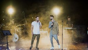 Edward Sanda a marcat lansarea primului său album printr-un concert live, pentru familie și prieteni