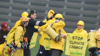 Militantii Greenpeace, dati jos cu politia de pe turnul de racire de la Complexul Energetic Rovinari!