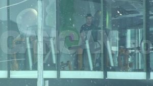A dezbrăcat costumul de la Ştirile de noapte şi… Cum l-am filmat pe cunoscutul prezentator de la PRO TV