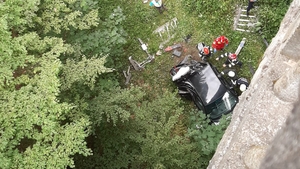 Un adolescent de 16 ani a sărit cu mașina de pe un pod, de la o înălțime de 20 de metri, în județul Vâlcea
