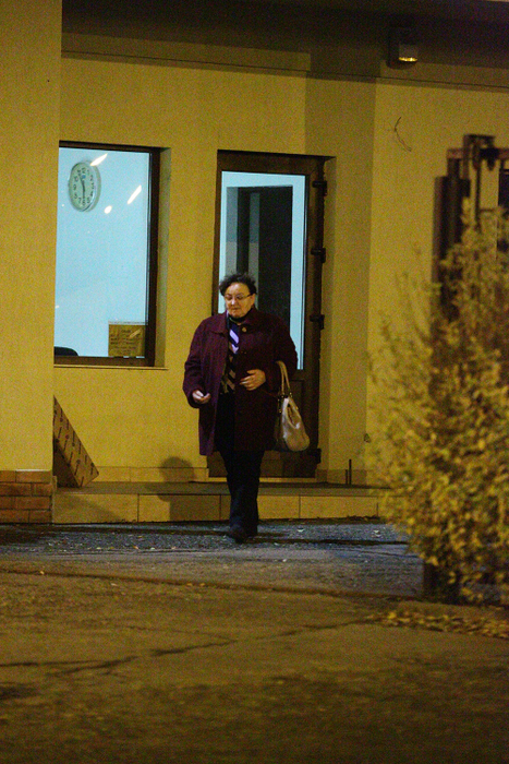 Mama lui Zoltan Teszari pleacă de la service-ul familiei, unde este contabilă