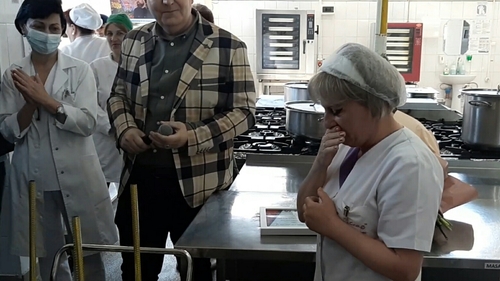 Bucătăreasa Spitalului Județean Dâmbovița a devenit vedetă după Românii au talent. Ce surpriză i-a făcut managerul spitalului!
