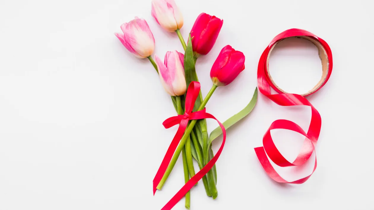 Florile potrivite pentru 8 Martie: Ce simbolizează lalelele, freziile și trandafirii oferiți de Ziua Femeii