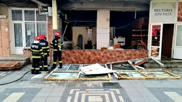 Explozie la Pașcani într-o pizzerie unde erau două butelii GPL. Un bărbat a suferit arsuri la mână și la nivelul feței