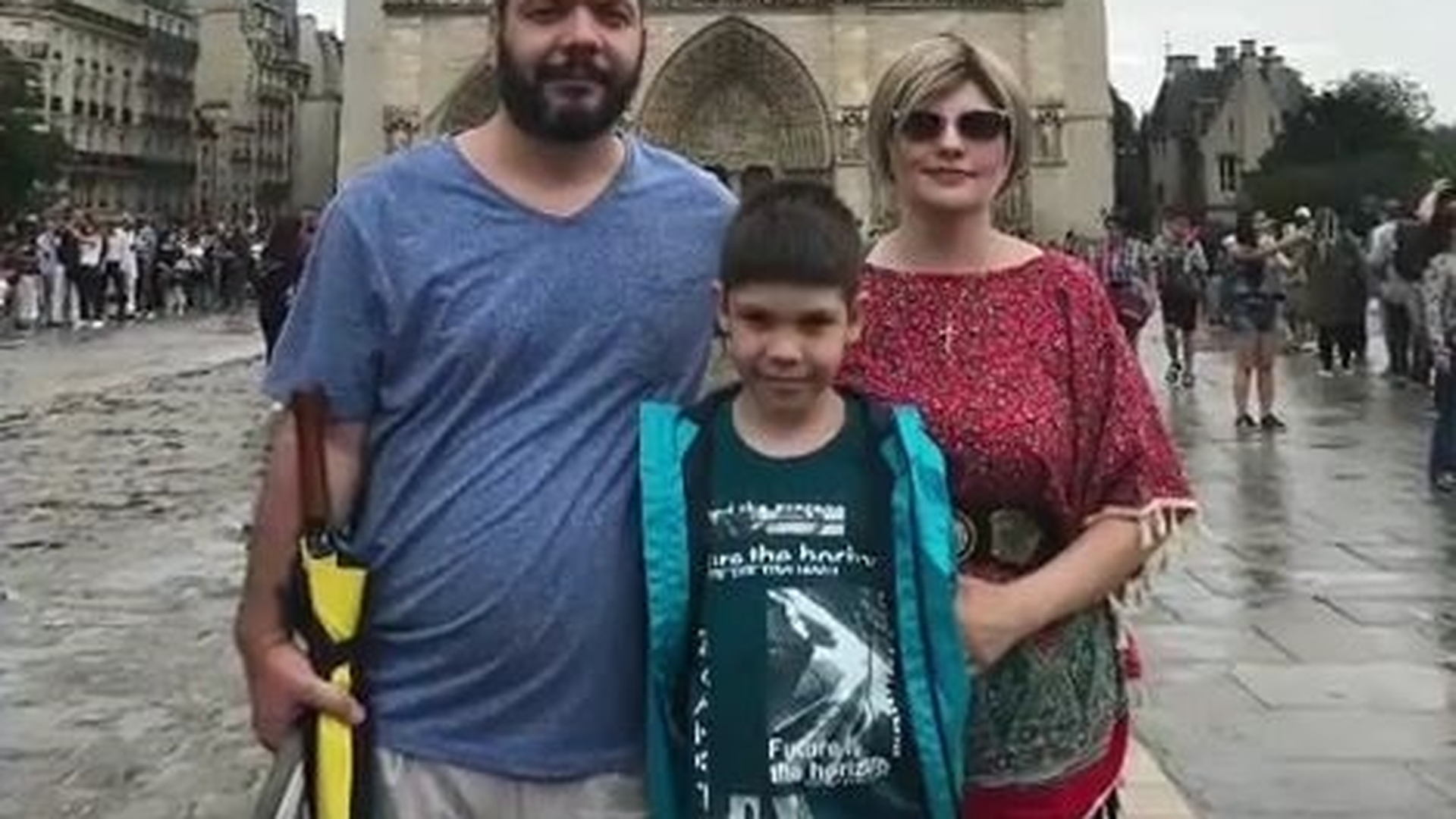 Părinţii băieţului ucis de câini încearcă să treacă peste durere, dar… Au postat mesaje sfâşietoare din vacanţă!