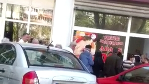 Imaginile care ne intorc in urma cu 25 de ani! N-ai fi crezut vreodata ca ai sa mai vezi coada la pui, dar…