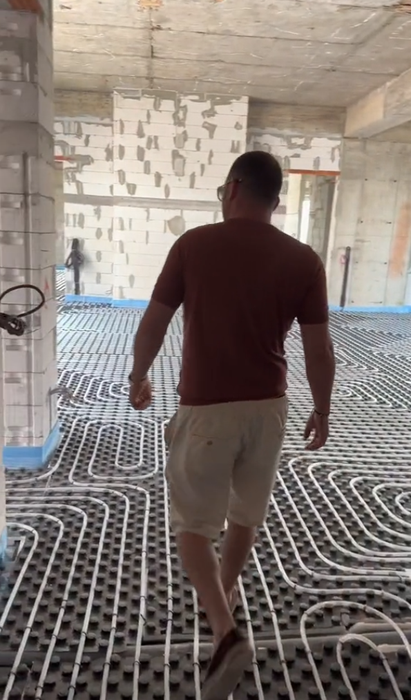 Pescobar le arată urmăritorilor săi stadiul în care se află casa
