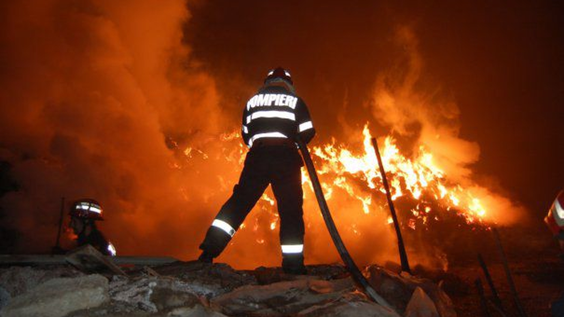 Incendiu în Capitală! Șase case din cartierul Apărătorii Patriei au fost cuprinse de flăcări | FOTO + VIDEO