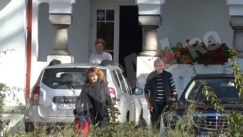 Imagini fabuloase realizate de CANCAN.ro cu super-bunicul Băse. S-a jucat ”de-a v-aţi ascunselea” cu nepoţelul în parcare!