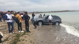 Un șofer teribilist a ajuns cu BMW-ul în mare, la Vama Veche! Ce amendă riscă să plătească