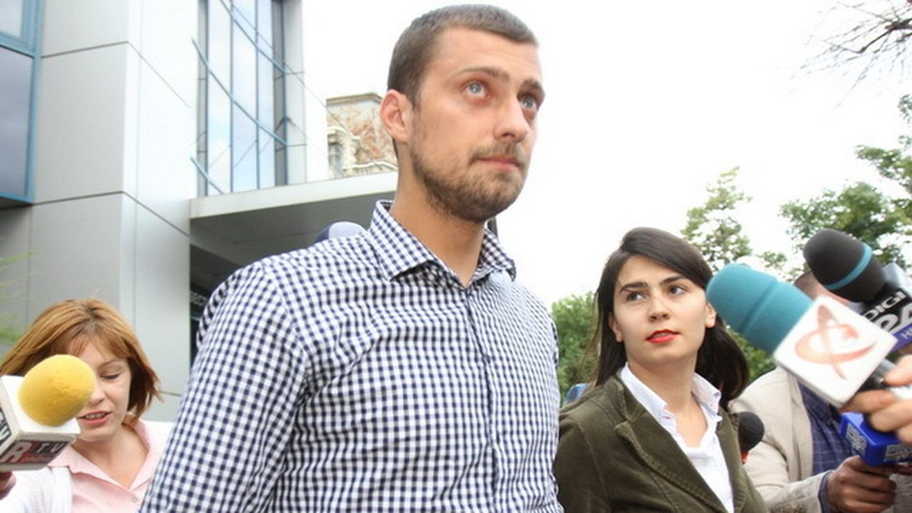 Gabriel Tamas a iesit de la audieri tras la fata si... treaz. Primele imagini din fata Sectiei 1 de Politie