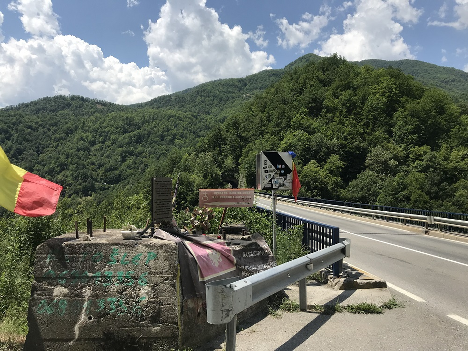 Monumentul comemorativ ridicat la locul tragediei din Muntenegru