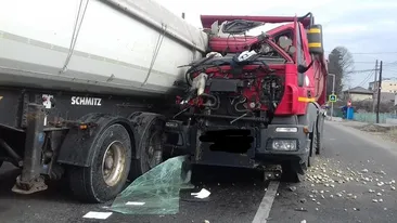 VIDEO. Accident violent în Argeș, două camioane s-au ciocnit! Un bărbat, în stare gravă la spital