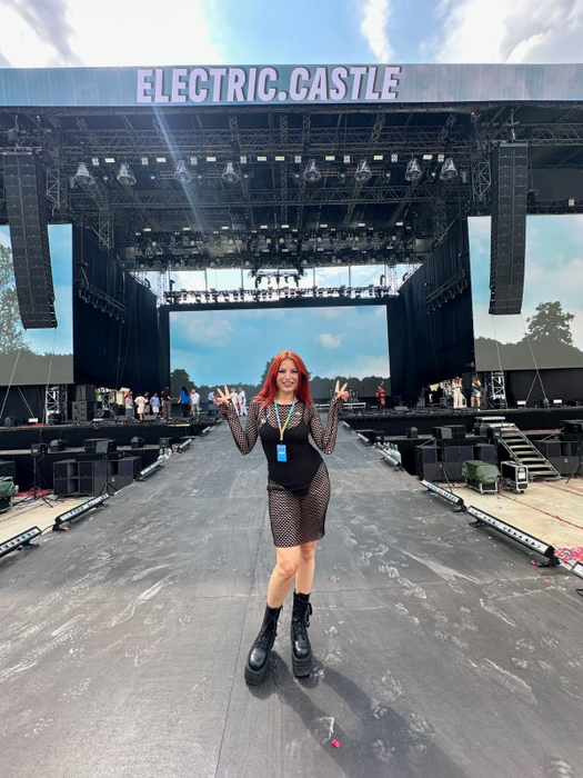 Elena Gheorghe, show de senzație la Electric Castle! Publicul a dansat și a cerut bis: “M-am bucurat enorm să văd publicul dansând în hore și cântând alături de noi”