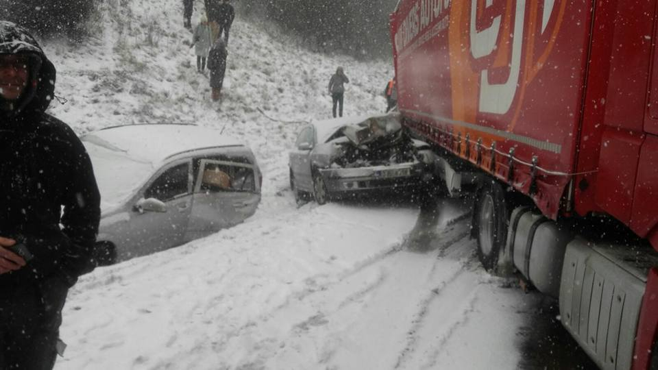 VIDEO / Noi imagini de la carambolul din Cehia! Mai mulţi români, implicaţi în accident au filmat imaginile înfiorătoare de la faţa locului: „Dezastru, frate!”