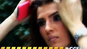 VIDEO Raluca Ogica, dupa ce a fost paruita de Ropotan: "Sunt foarte bulversata, nu credeam ca ar putea sa mi se intample mie asa ceva. A inceput pur si simplu sa ma loveasca"