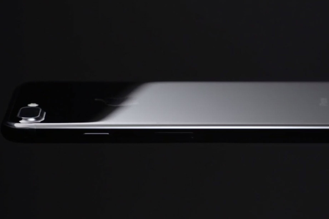 Aşteptarea a luat sfârşit! Cum arată iPhone 7 şi ce accesorii futuristice are!