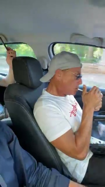 Van Damme ascultă manele în mașină, alături de un grup de clujeni / Sursă foto: captură video Facebook