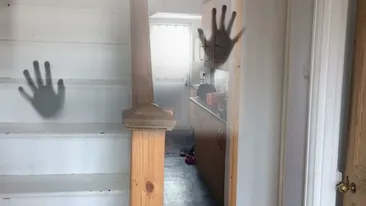 Acesta cu siguranţă e cel mai neobişnuit anunţ de angajare: Se caută bonă care să aibă grijă de copii într-o casă bântuită