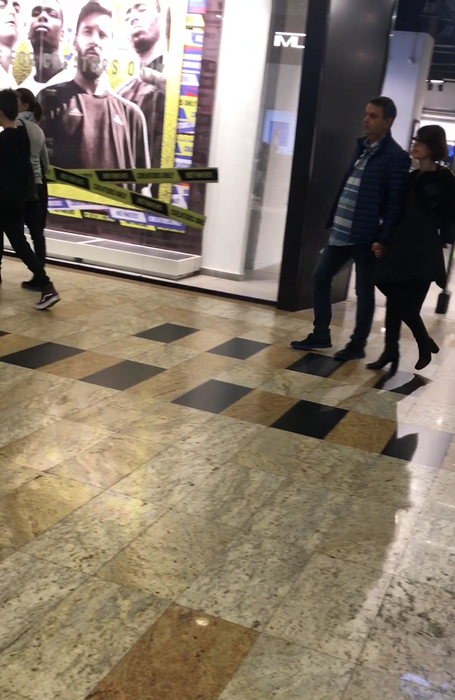 Lucian Mîndruță, etalând o burtică de familist răsfățat