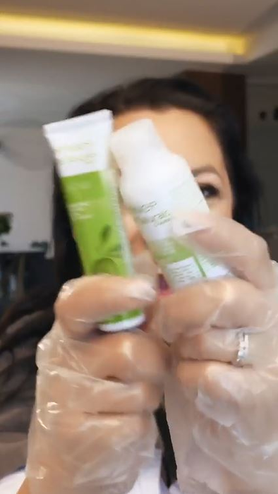 Andra, în ipostaze nemaivăzute până acum! S-a filmat în timp ce se vopsește singură acasă. Ce s-a întâmplat după ce și-a aplicat vopseaua pe păr