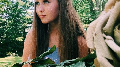 VIDEO / O vloggeriţă celebră a murit cu două săptămâni înainte de ziua ei! Mesajul familiei, după ce s-a spus că adolescenta s-a sinucis