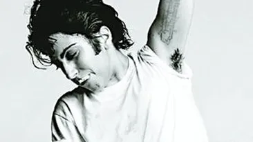 Cantareata-cameleon si-a scos alter-egoul de la naftalina. Gaga, fii barbata!