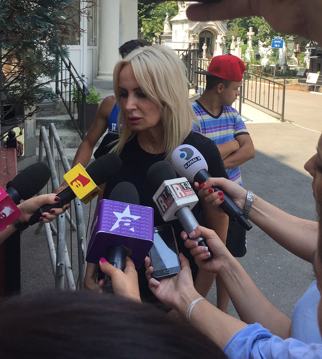 Gest emoţionant făcut de Daniela Gyorfi. Ce a lăsat lângă sicriul Denisei Manelista