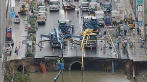 Un crater uriaş a fost reparat în timp record de către japonezi! Iată cum arată acum intersecţia în care pământul s-a surpat din senin
