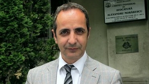 N-o sa-ti vina sa crezi ce face la tribunal un avocat celebru din Romania! A facut velodrom pe holuri