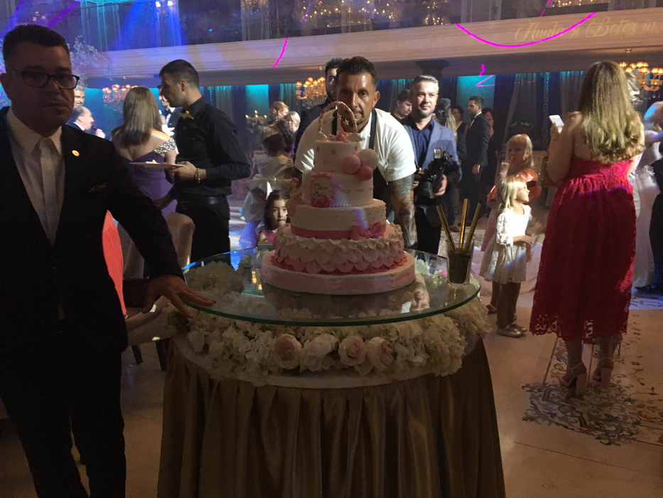 Tort uriaș pentru micuța Clara Maria! Andreea Bălan și George Burcea s-au cununat, iar fetița lor a fost creștinată FOTO