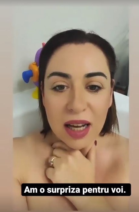 Cu multe kilograme în minus, Oana Roman s-a filmat dezbrăcată în cada cu spumă! A dezvăluit un secret: “Încep un proiect în televiziune” | VIDEO