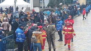 Incident la parada militară. Senatoarea Cristina Socheci a alergat spre militarul căzut ca secerat