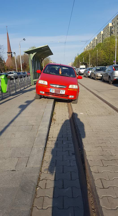 Se întâmplă în Bucureşti! Un şofer şi-a parcat maşina chiar în staţia de tramvai!