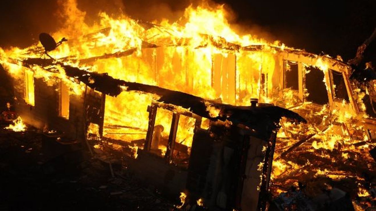 O femeie din Cugir a murit după ce salteaua pe care dormea a luat foc